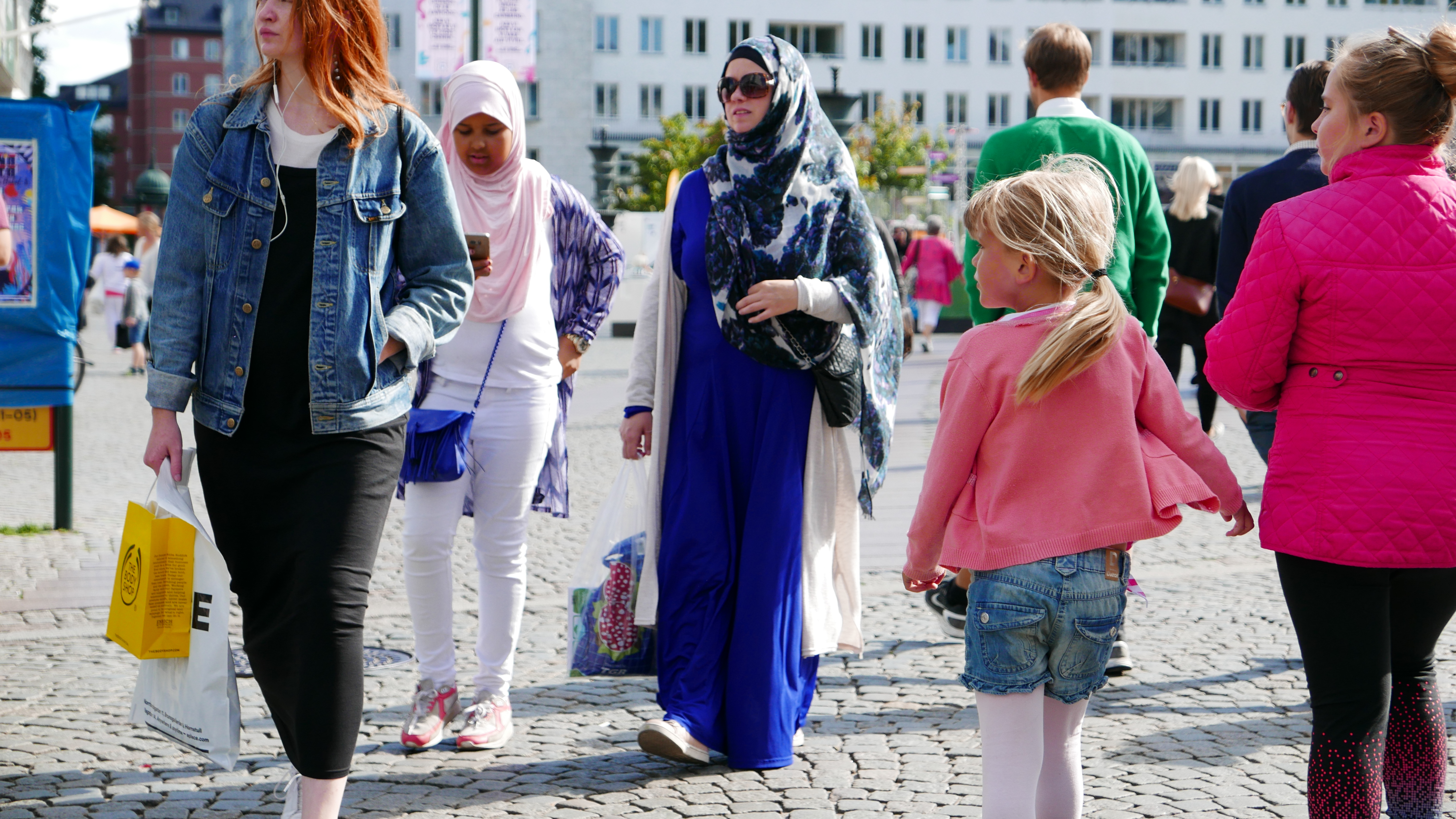 Mennesker går på gaden